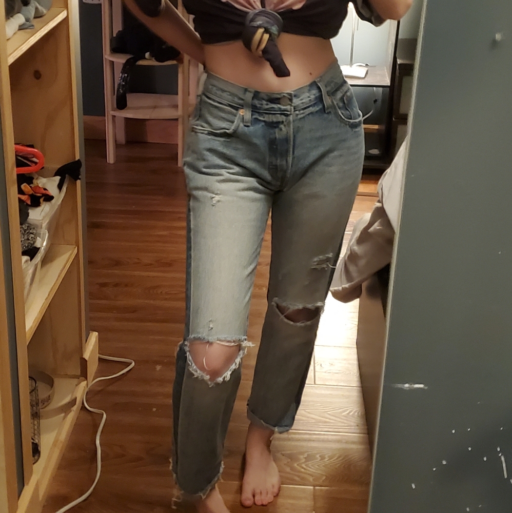 Distressed Levi's w stripe detail